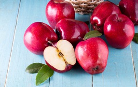 Красивые спелые красные яблоки на столе