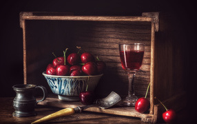 Черешни в ящике с рюмкой ликера