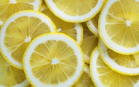 Круглые желтые куски лимона крупным планом