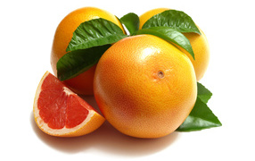 Оранжевые грейпфруты на белом фоне