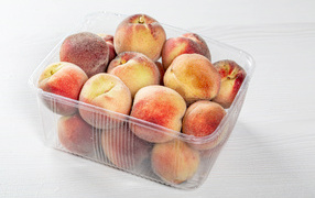 Персики с пластиковом контейнере 