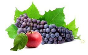 Розовый виноград с яблоком на белом фоне
