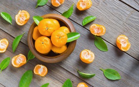 Спелые оранжевые мандарины на деревянном столе вид сверху