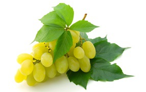 Белый виноград с зелеными листьями на белом фоне