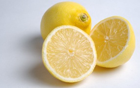 Желтые кислые лимоны на сером фоне
