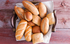 Хлебобулочные изделия в корзине на столе 