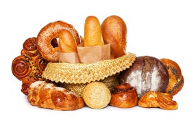 Свежие хлебобулочные изделия на столе на белом фоне 