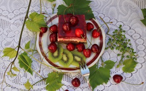 Кусок пирога с черешней и киви