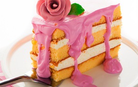 Кусок торта с розовым кремом и сахарном розой