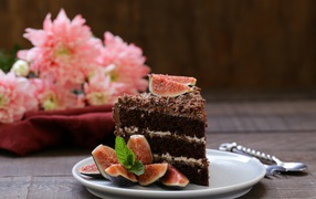 Кусок шоколадного торта с кусочками инжира 