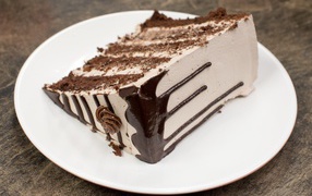 Кусок торта с кремом на белой тарелке
