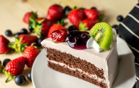 Аппетитный кусок торта с белым суфле и ягодами