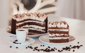 Аппетитный торт с чашкой кофе на столе