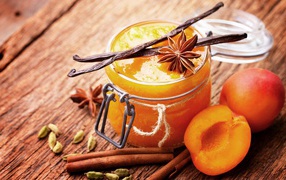 Абрикосовый джем на столе с ванилью, корицей и бадьяном 