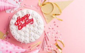Красивый праздничный торт на день рождения на розовом фоне