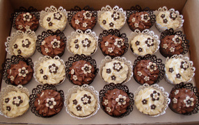 Красивые кексы с кремом и сахарными цветами в ящике