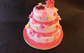Красивый розовый торт с цветами 