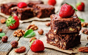 Brownies with nuts and fresh strawberries
