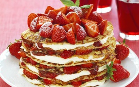 Cake of pancakes with strawberries, jam and sour cream