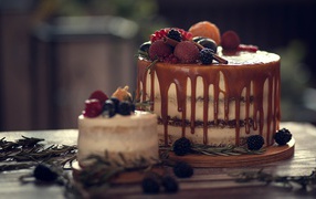 Торт с шоколадной глазурью и ягодами 