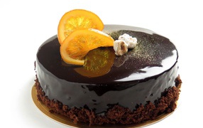 Торт с шоколадной глазурью и апельсинами на белом фоне