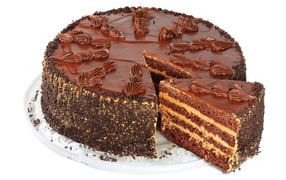 Торт с шоколадом на белом фоне