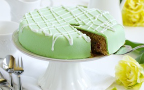 Торт с зеленой мастикой на подносе 