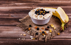 Хлопья с ягодами и бананом на столе к завтраку