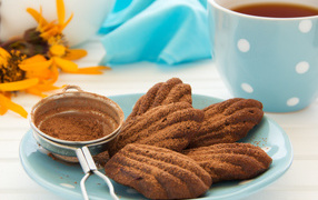 Шоколадное печенье с какао на столе с чаем 