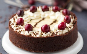 Шоколадный пирог с кремом и ягодами черешни