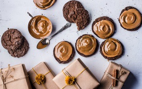 Шоколадное печенье с ореховой пастой на столе с подарками