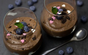 Шоколадный десерт в стаканах с ягодами черники