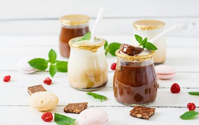 Шоколадная паста в баночках на столе 