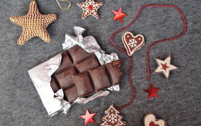 Шоколад с печеньем и украшениями на сером фоне