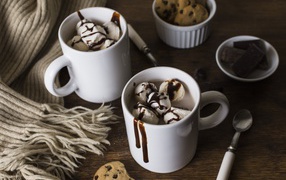 Какао с мороженым в белых чашках 
