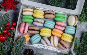 Разноцветное печенье макарун в коробке на столе