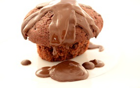 Кекс с молочным шоколадом на белом фоне