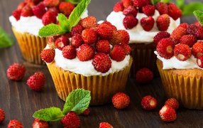 Кексы с кремом и ягодами земляники 