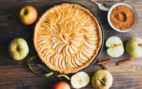 Вкусный пирог на столе с яблоками и коричневым сахаром