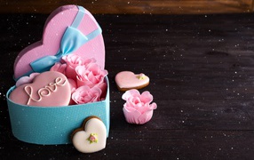 Коробка в форме сердца с розами из мастики и печеньем