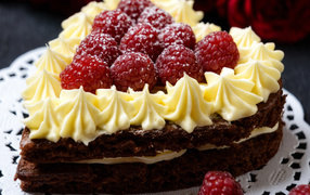 Торт в форме сердца с кремом и ягодами малины 