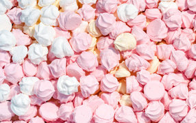 Много сушеного безе крупным планом