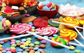 Разноцветные сладости на столе
