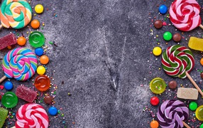 Разноцветные конфеты на сером фоне