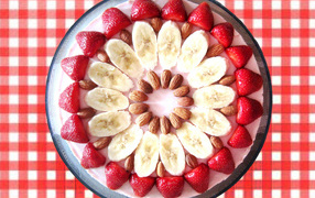 Pie with bananas, strawberries and almonds