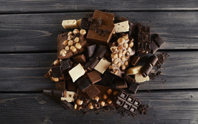 Куски шоколада на столе