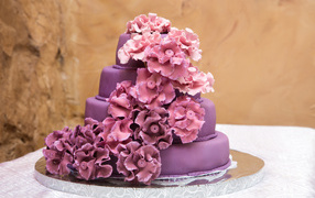 Фиолетовый торт с красивыми розовыми цветами