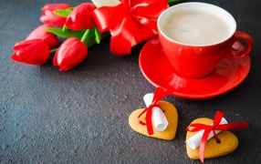 Красная чашка с кофе на черном фоне с печеньем с записками и букетом тюльпанов
