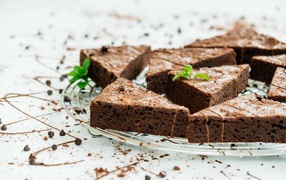 Кусочки аппетитного шоколадного десерта брауни