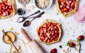 Пироги с клубникой готовятся на столе